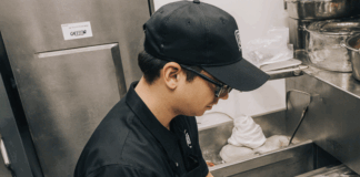 SE SOLICITA AYUDANTE DE COCINA Y LAVAPLATOS PARA RESTAURANTE (TIEMPO PARCIAL)