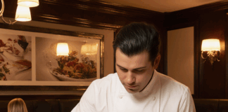 SE BUSCAN CAMAREROS PARA ATENCIÓN AL CLIENTE Y CONTROL DE PEDIDOS EN RESTAURANTE