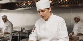 SE SOLICITA COCINERO Y AYUDANTE DE COCINA PARA LABORES GENERALES EN TURNO DIURNO Y NOCTURNO