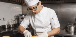 SE NECESITA COCINERO PARA LA PREPARACIÓN DE SÁNDWICHES Y ATENCIÓN AL CLIENTE EN CAFETERÍA
