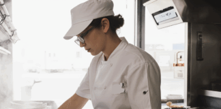 SE SOLICITA LAVAPLATOS PARA ASEO DE BANDEJAS Y UTENSILIOS EN COCINA (TIEMPO COMPLETO)