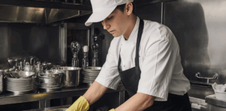 SE BUSCA LAVAPLATOS PARA TAREAS DE LIMPIEZA Y APOYO EN COCINA (TURNO TARDE)