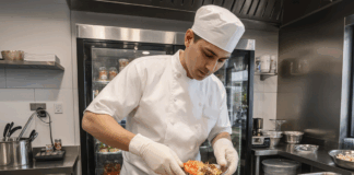 SE SOLICITA PERSONAL PARA PREPARACIÓN DE SÁNDWICHES EN RESTAURANTE DE COMIDA RÁPIDA