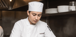 SE NECESITA AYUDANTE DE COCINA CON O SIN EXPERIENCIA PARA APOYO EN TAREAS BÁSICAS (TIEMPO COMPLETO)