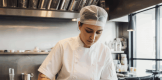 SE BUSCA AYUDANTE DE COCINA PARA PREPARACIÓN DE PLATOS SIMPLES Y ORGANIZACIÓN DE LÍNEA EN CAFETERÍA