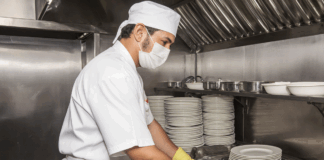SE BUSCA LAVAPLATOS PARA LABORES DE LIMPIEZA Y APOYO AL EQUIPO DE COCINA EN RESTAURANTE