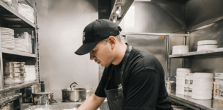 SE NECESITA LAVAPLATOS PARA APOYO EN COCINA Y LIMPIEZA GENERAL (TURNO MAÑANA Y ALMUERZO)
