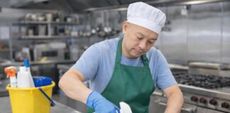 SE NECESITA LAVAPLATOS PARA TAREAS DE LIMPIEZA Y ORDEN EN COCINA DE RESTAURANTE (TURNO DIURNO)
