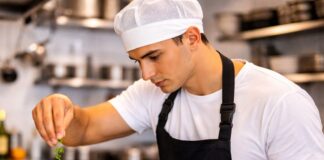 SE BUSCA AYUDANTE DE COCINA PARA PREPARACIÓN Y MONTAJE DE PLATILLOS (JORNADA COMPLETA)