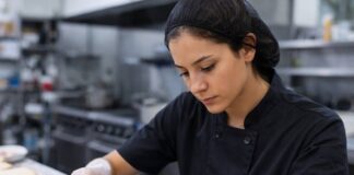 SE SOLICITA AYUDANTE DE COCINA PARA PREPARACIÓN DE SÁNDWICHES (TURNO NOCTURNO)