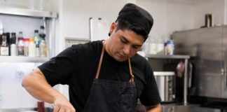 SE SOLICITA AYUDANTE DE COCINA EVENTUAL PARA COLABORAR EN LA PREPARACIÓN DE ALIMENTOS