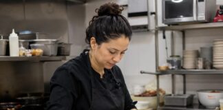 SE SOLICITA AYUDANTE DE COCINA PARA PREPARACIÓN DE ALIMENTOS Y MONTAJE DE PLATOS