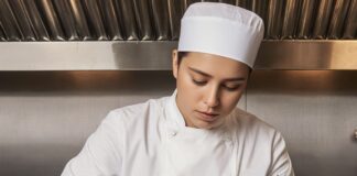 SE NECESITAN COCINEROS Y AYUDANTES DE COCINA PARA RESTAURANTE (TIEMPO COMPLETO)