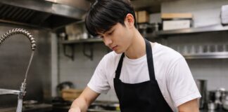 SE NECESITA LAVAPLATOS PARA ASEO DE CUBIERTOS, OLLAS Y SARTENES EN RESTAURANTE (TURNOS FLEXIBLES)