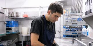 SE SOLICITA LAVAPLATOS PARA ORDEN Y LIMPIEZA DE DISTINTOS ESPACIOS EN COCINA