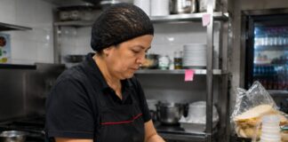 SE NECESITA AYUDANTE DE COCINA PARA PREPARACIÓN Y DESPACHO DE ALIMENTOS EN RESTAURANTE