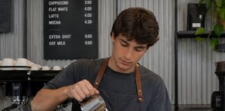 SE NECESITA DEPENDIENTE DE CAFETERÍA PARA PREPARACIÓN DE BEBIDAS Y ATENCIÓN AL CLIENTE (MEDIO TIEMPO)