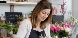SE NECESITA DEPENDIENTE DE FLORISTERÍA PARA ATENCIÓN AL CLIENTE Y ELABORACIÓN DE ARREGLOS FLORALES