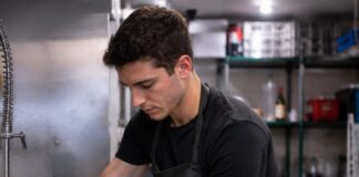 SE BUSCA LAVAPLATOS PARA APOYO GENERAL EN COCINA DE RESTAURANTE, NO SE REQUIERE EXPERIENCIA