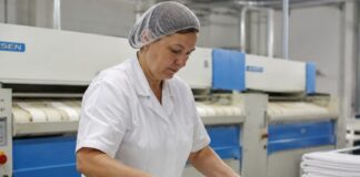SE NECESITA OPERARIO/A DE LAVANDERÍA INDUSTRIAL PARA PLANCHADO Y DOBLADO DE TOALLAS