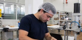 SE NECESITA OPERARIO/A DE PRODUCCIÓN PARA ETIQUETADO, LLENADO Y ARMADO DE ESTUCHES