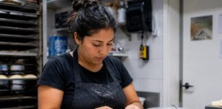 SE NECESITA AYUDANTE DE COCINA PARA PREPARACIÓN DE EMPANADAS TRADICIONALES
