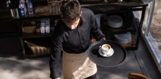 SE BUSCA CAMARERO DE DESAYUNO PARA ATENCIÓN EN MESA, ORDEN Y REABASTECIMIENTO DE LAS ESTACIONES DE COMIDA