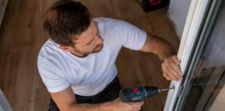SE SOLICITA CARPINTERO PARA INSTALACIÓN DE PUERTAS, VENTANAS Y ESTRUCTURAS DE MADERA (TIEMPO COMPLETO O PARCIAL)