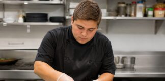 SE NECESITA COCINERO PARA PREPARACIÓN Y PRESENTACIÓN DE PLATILLOS EN RESTAURANTE (TURNOS ROTATIVOS)