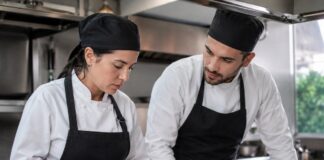 SE BUSCAN COCINEROS PARA PREPARACIÓN DE ALIMENTOS Y APOYO EN COCINA (TIEMPO COMPLETO)