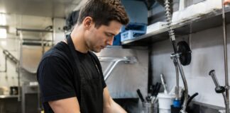 SE SOLICITA FRIEGAPLATOS PARA LIMPIEZA DE COCINA, VAJILLA Y ÁREAS DE RESTAURANTE (JORNADA COMPLETA)