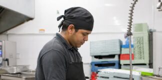 SE BUSCA FRIEGAPLATOS PARA DESINFECCIÓN GENERAL DE COCINA (JORNADA COMPLETA)