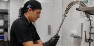 SE SOLICITA FRIEGAPLATOS DE COCINA PARA REALIZAR LA LIMPIEZA PROFUNDA DE ZONAS ASIGNADAS EN COCINA