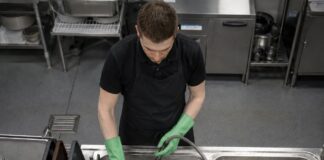 SE BUSCA LAVAPLATOS PARA DESINFECCIÓN DE BANDEJAS Y FREGADEROS EN RESTAURANTE (MEDIO TIEMPO)
