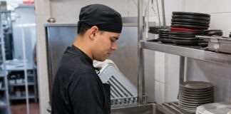 SE SOLICITA LAVAPLATOS PARA MANTENER LA COCINA LIMPIA EN RESTAURANTE