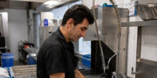 SE REQUIERE LAVAPLATOS PARA LABORES GENERALES EN TURNO NOCTURNO
