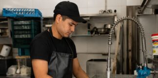 SE SOLICITA LAVAPLATOS PARA APOYO EN COCINA DE RESTAURANTE (HORARIOS FLEXIBLES)