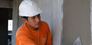 SE BUSCA TRABAJADOR DE CONSTRUCCIÓN PARA ACABADO, NIVELACIÓN Y REPARACIÓN DE SUPERFICIES