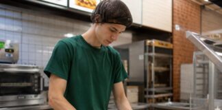 SE SOLICITA TRABAJADOR PARA PREPARACIÓN DE SÁNDWICHES EN RESTAURANTE DE COMIDA RÁPIDA (CON O SIN EXPERIENCIA)