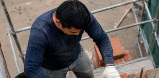 SE NECESITA ALBAÑIL PARA COLOCACIÓN DE LADRILLOS Y TRABAJOS GENERALES DE CONSTRUCCIÓN