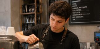 SE NECESITA AUXILIAR DE CAFETERÍA PARA ATENCIÓN AL CLIENTE Y PREPARACIÓN DE BEBIDAS (TIEMPO PARCIAL)
