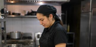SE BUSCA AYUDANTE DE COCINA PARA TURNO NOCTURNO DE MEDIO TIEMPO