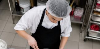 SE SOLICITA AYUDANTE DE PASTELERÍA PARA PREPARACIÓN DE POSTRES, TORTAS Y PRODUCTOS DE REPOSTERÍA