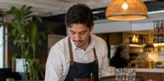 SE BUSCA CAMARERO DE SALA PARA ATENCIÓN AL CLIENTE EN RESTAURANTE (MEDIA JORNADA)