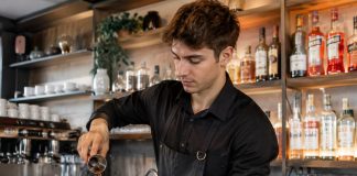 SE SOLICITA CAMARERO/A PARA ATENCIÓN EN SALA Y PREPARACIÓN DE BEBIDAS (TIEMPO COMPLETO O PARCIAL)