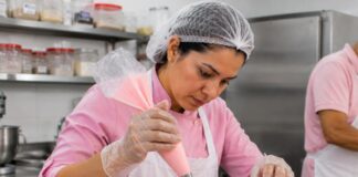 SE BUSCA DECORADORA DE TORTAS PARA TERMINACIÓN DE PRODUCTOS DE PASTELERÍA (LUNES A VIERNES)