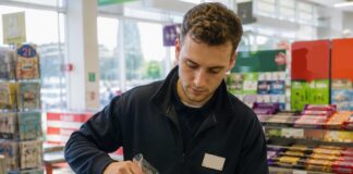 SE NECESITA EMPACADOR DE COMESTIBLES CON O SIN EXPERIENCIA PARA TIENDA