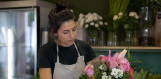 SE SOLICITA FLORISTA PARA ELABORACIÓN DE RAMOS Y ARREGLOS FLORALES (MEDIA JORNADA)