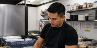 SE SOLICITA LAVAPLATOS Y AYUDANTE DE COCINA PARA RESTAURANTE (MEDIA JORNADA)