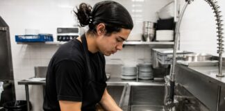 SE SOLICITA LAVAPLATOS PARA LIMPIEZA DE UTENSILIOS Y EQUIPOS UTILIZADOS EN COCINA